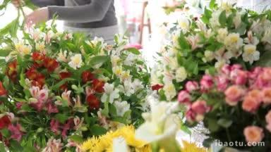 背景中的花店里陈列着大量的鲜花，妇女正在制作花束